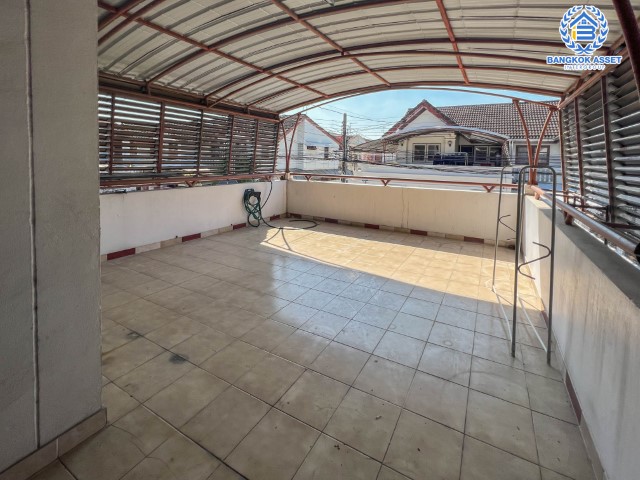 *****บ้านแฝดมือสองย่านกรุงเทพฯ ม.101การ์เด้นวิลล์  ลาดพร้าว101 เนื้อที่กว้าง 41 ตร.ว. ฟังก์ชัน 3 ห้องนอน 4 ห้องน้ำ ที่จอดรถ 2 คัน บ้านแฝดทำเลเมือง พื้นที่ใช้สอยเยอะ ตั้งบนทำเลแห่งการเดินทาง ใกล้รถไฟฟ้าสายสีน้ำเงิน "สถานีลาดพร้าว" และทางด่วน "ฉลองรัช"